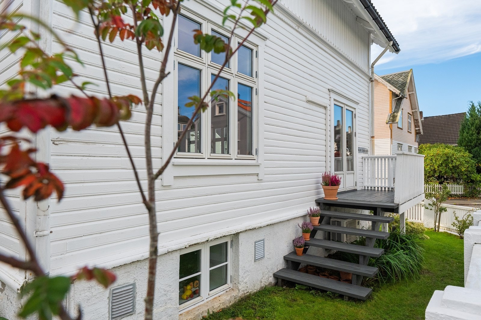 Utgang direkte fra stuen til hagen Galleribilde