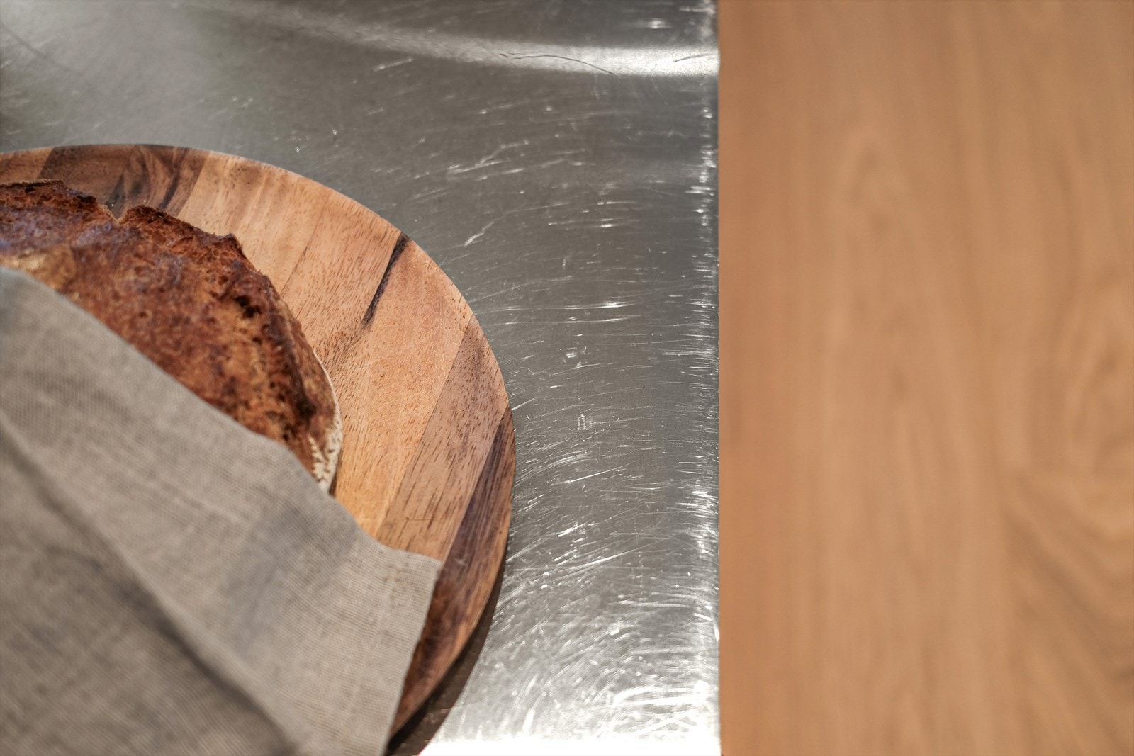 Eksklusiv, spesialbestilt benkeplate i stål. Galleribilde