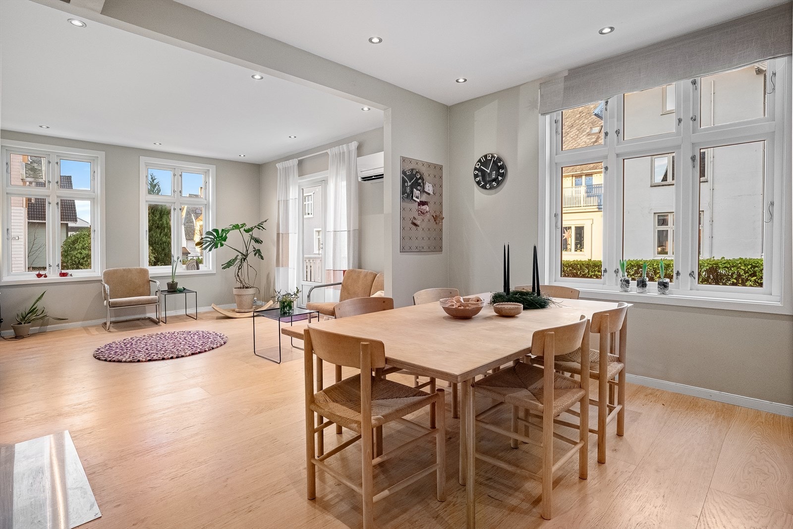 Åpen stue, spisestue og kjøkken Galleribilde