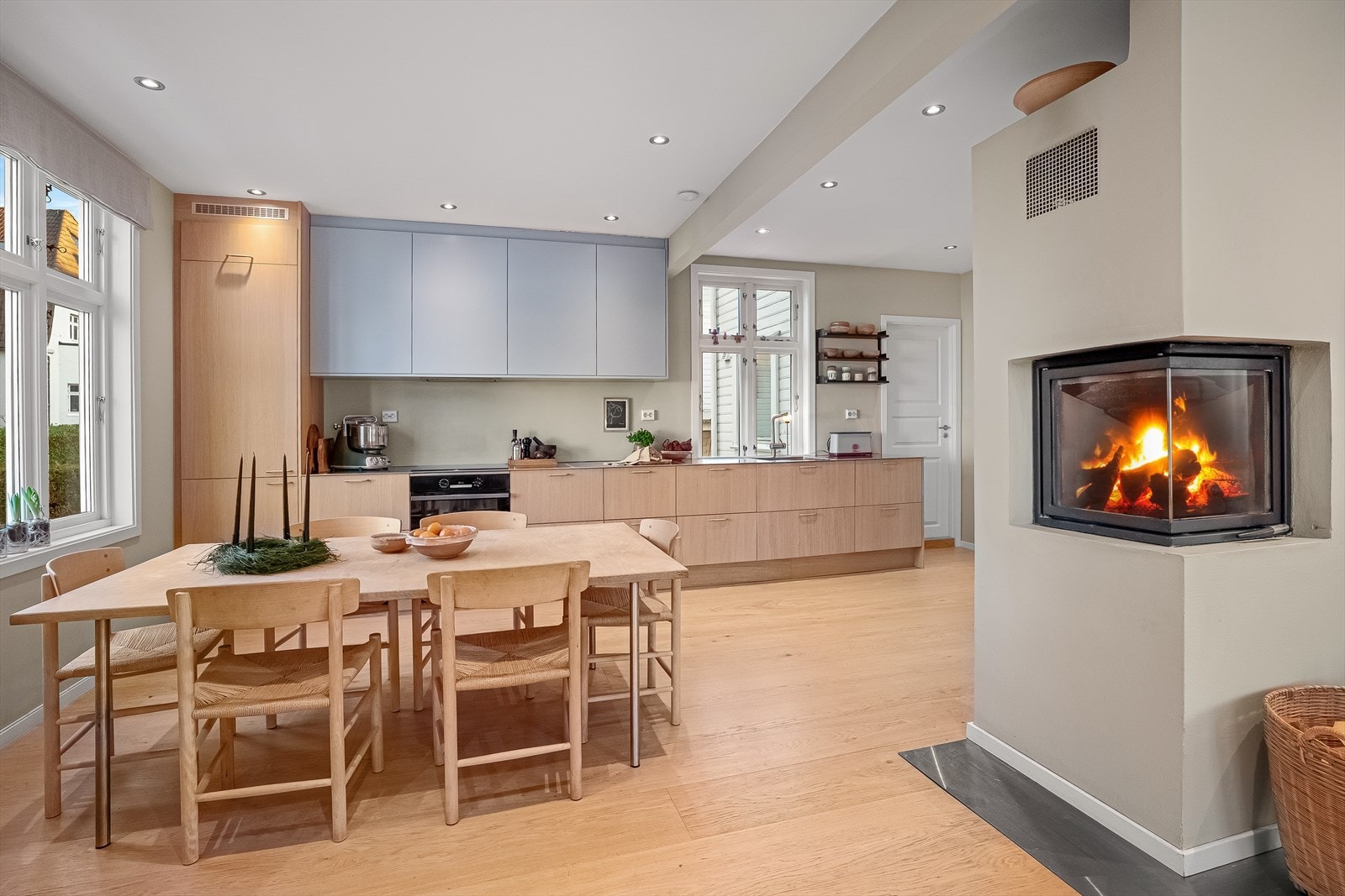 Lys, åpen og meget delikat hovedetasje. Galleribilde