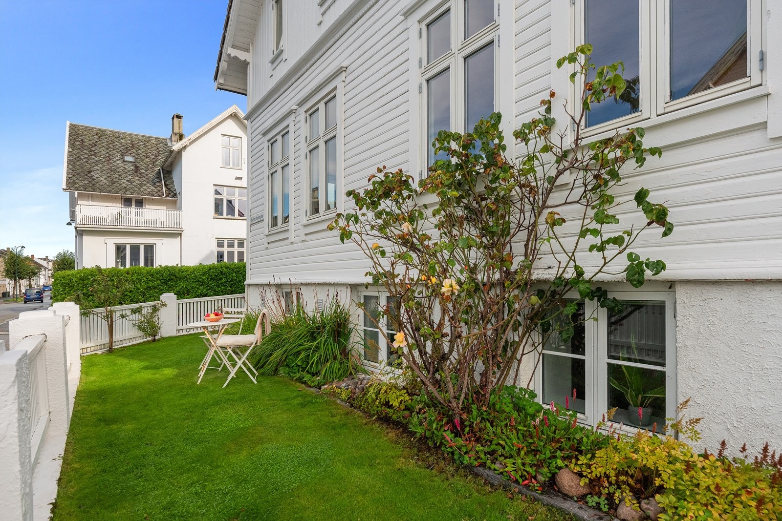 Solrik, sjarmerende hage. Galleribilde