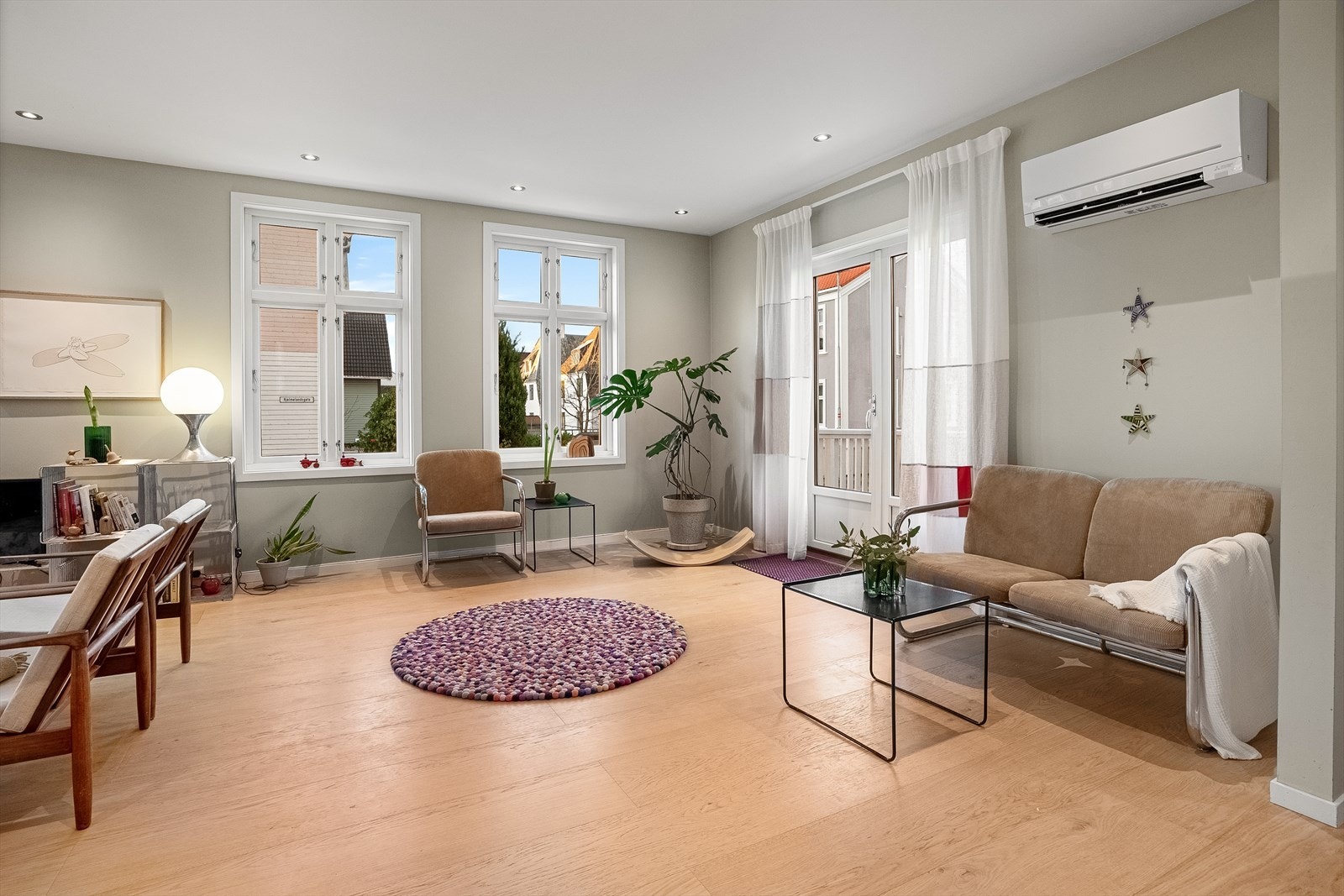 Det er både peis og varmepumpe Galleribilde