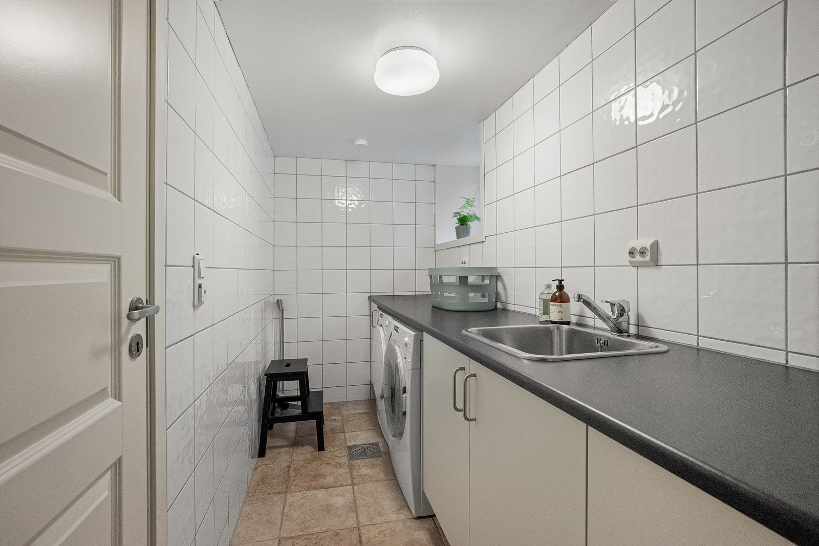 Eget, flott og praktisk vaskerom Galleribilde