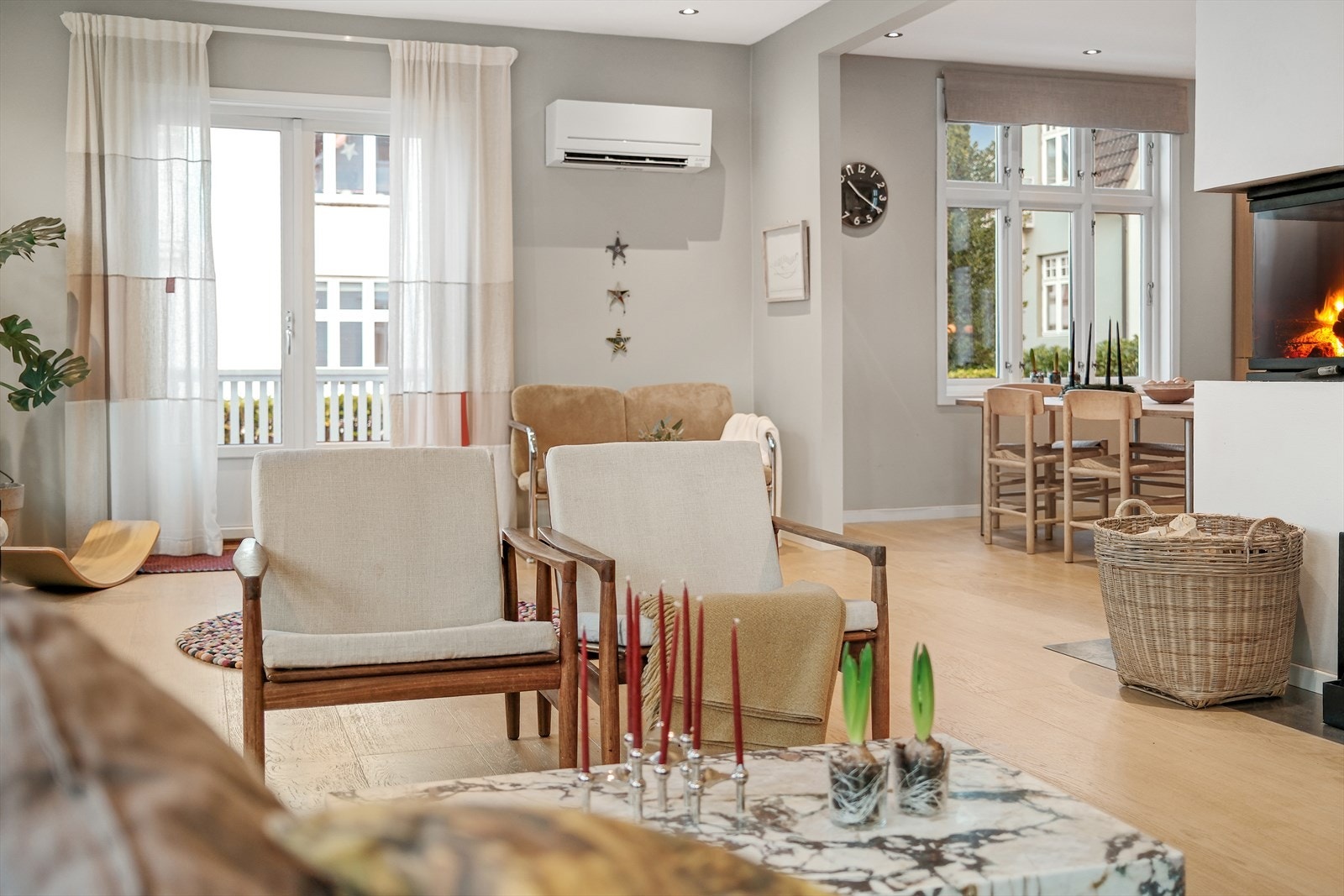 Fra stuen er det dobbel glassdør direkte ut til hagen Galleribilde