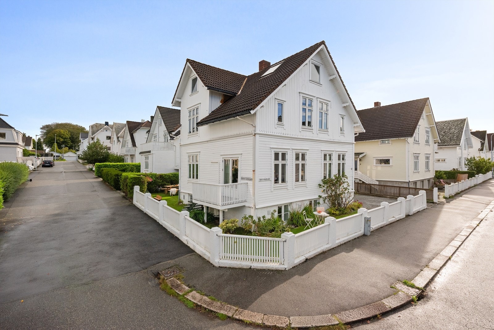 EiendomsMegler1 v/Sjur Svihus presenterer Hjelmelandsgata 32 - en stor, lekker leilighet i ærverdig villa fra 1910. Galleribilde