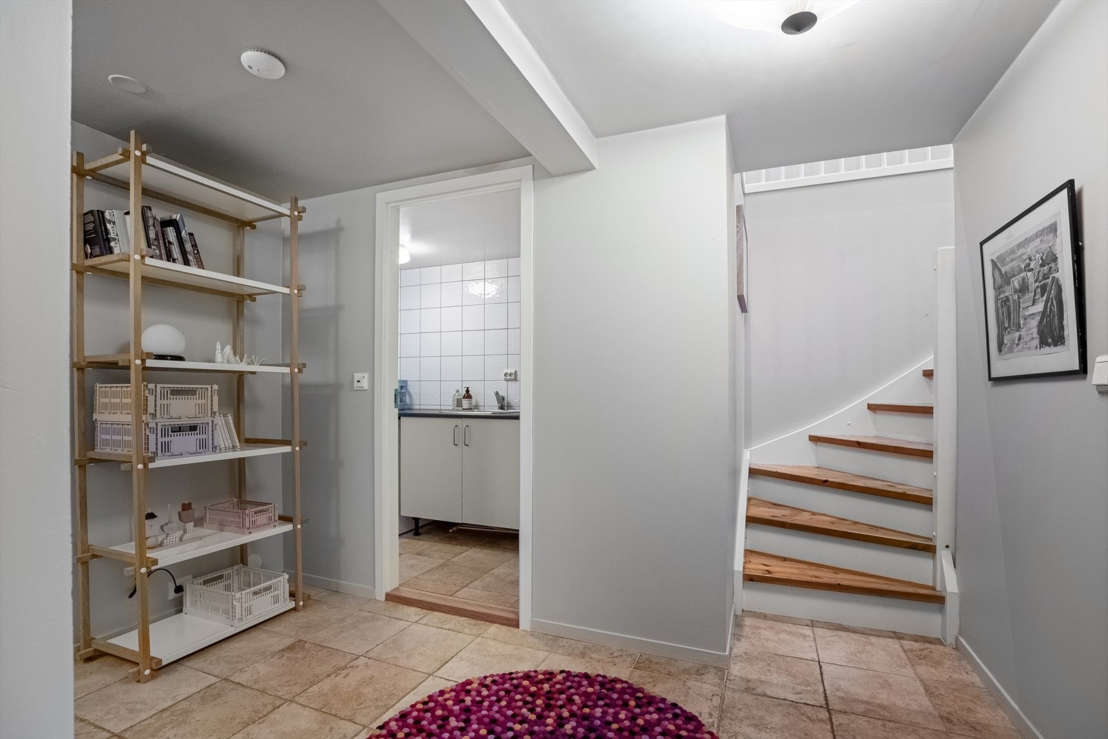 Trapp og gang i underetasjen. Her er det varmekabler i alle beboelsesrom Galleribilde