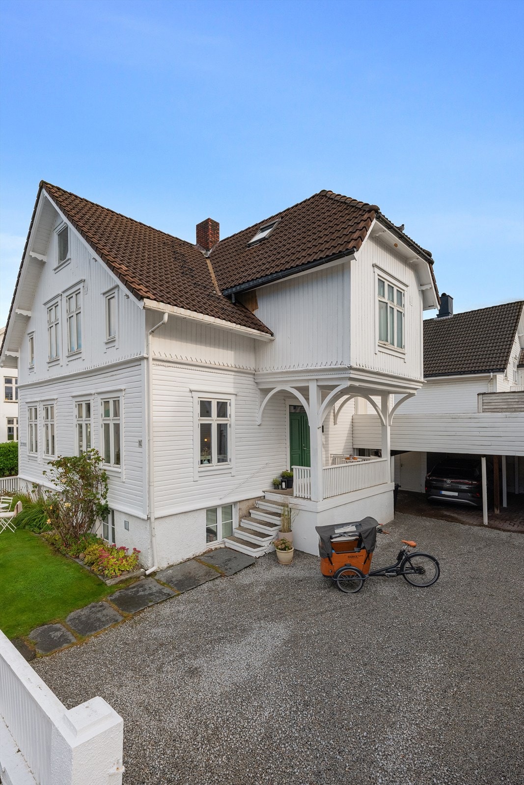 Flott bolig med overbygget inngangsparti Galleribilde