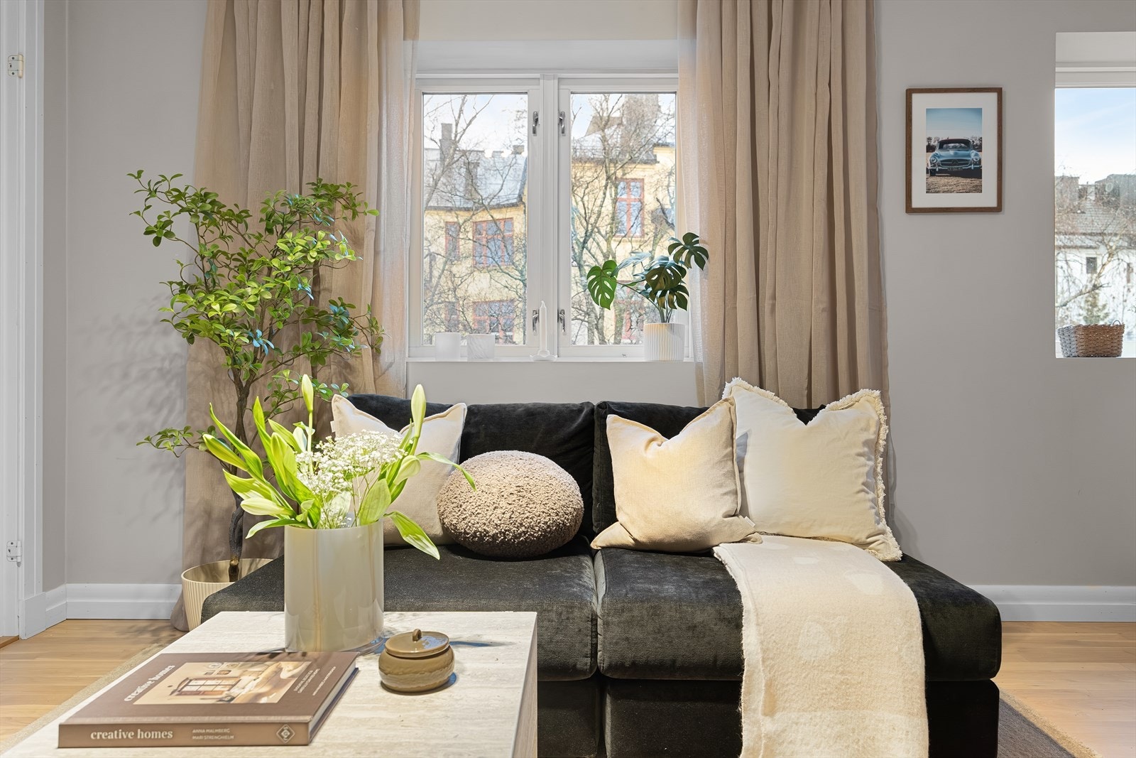 Lys og pen stue med god plass til sofa og annet møblement. Galleribilde