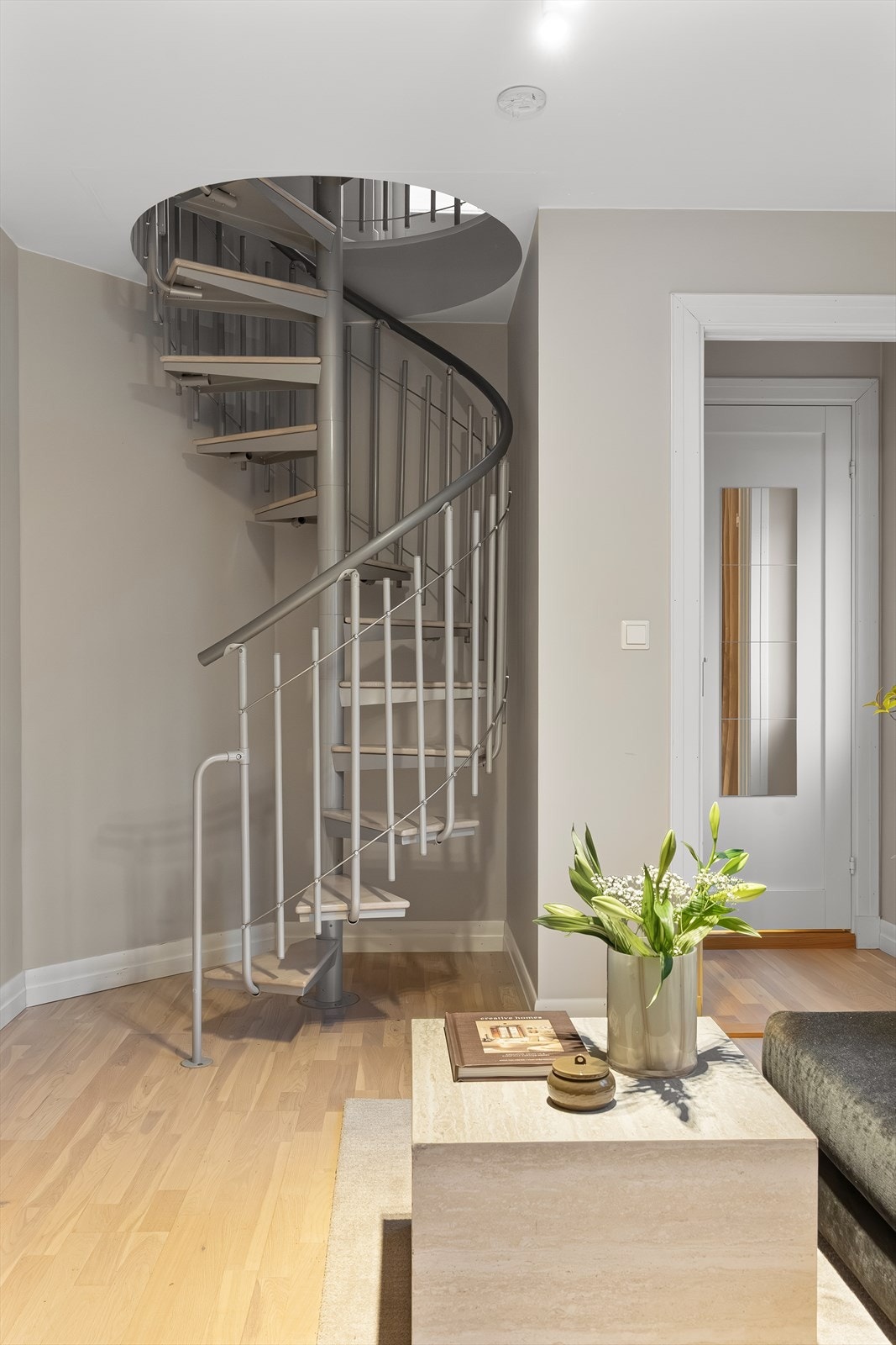 Mellom etasjene er det en flott vindeltrapp. Galleribilde