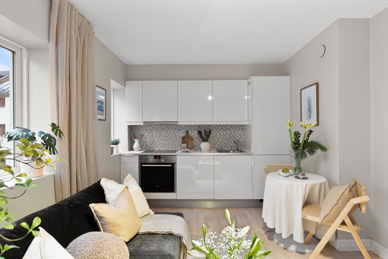 Det er i tillegg plass til et lite spisebord. Galleribilde