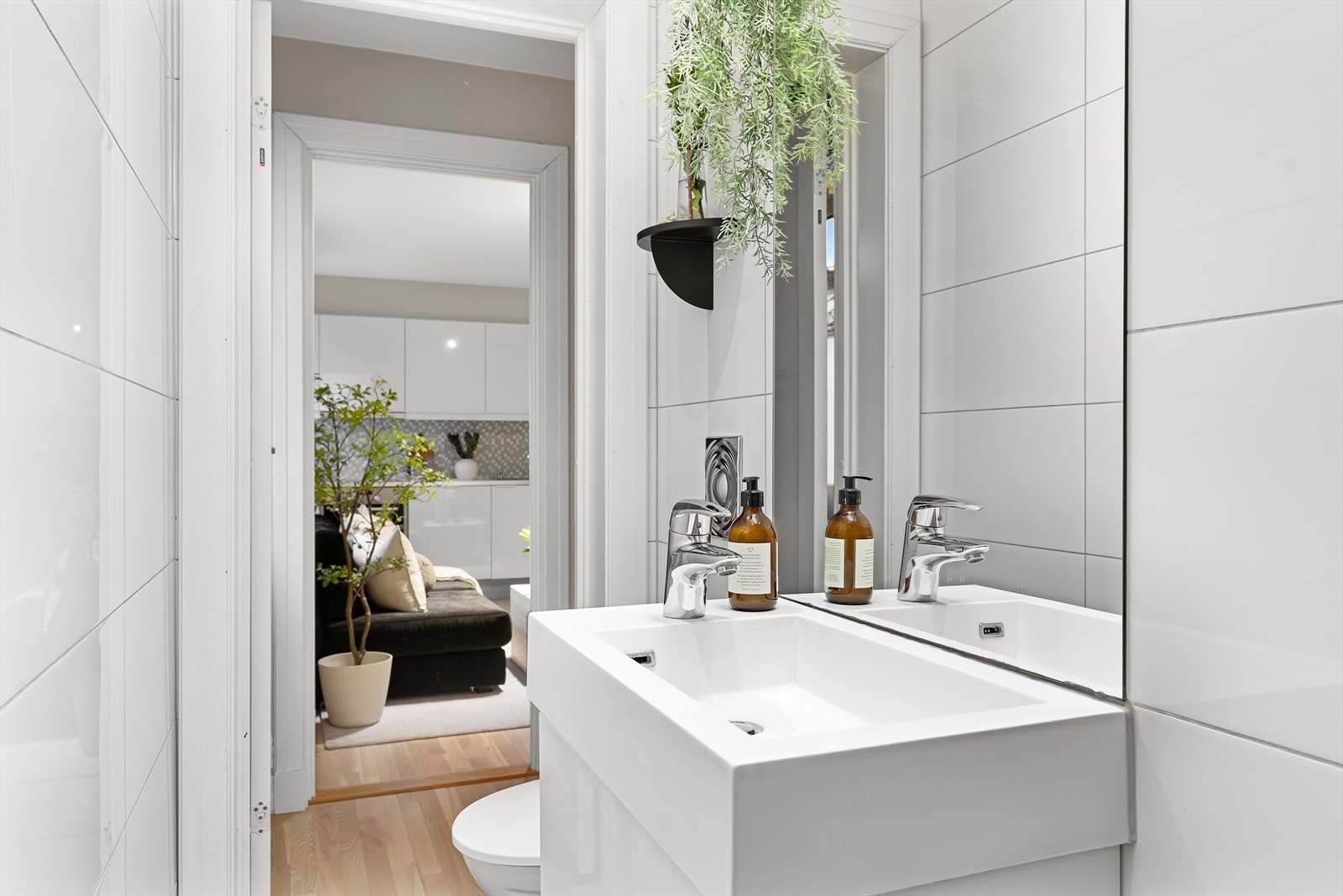 Badet er utstyrt med bereder, dusjnisje, mekanisk avtrekk, stoppekran og veggmontert wc. Galleribilde