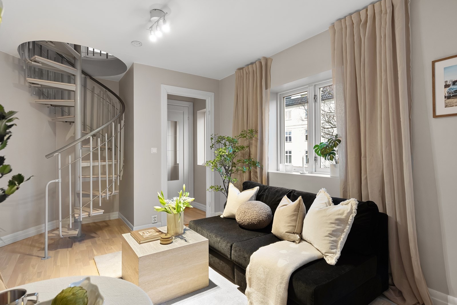 Stuen er malt i en nøytral og rolig fargetone. Galleribilde