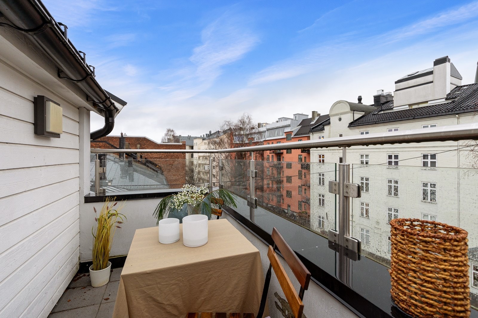 En flott leilighet over to plan (4. og 5. etasje) med privat takterrasse på ca. 4. kvm med kveldssol. Galleribilde