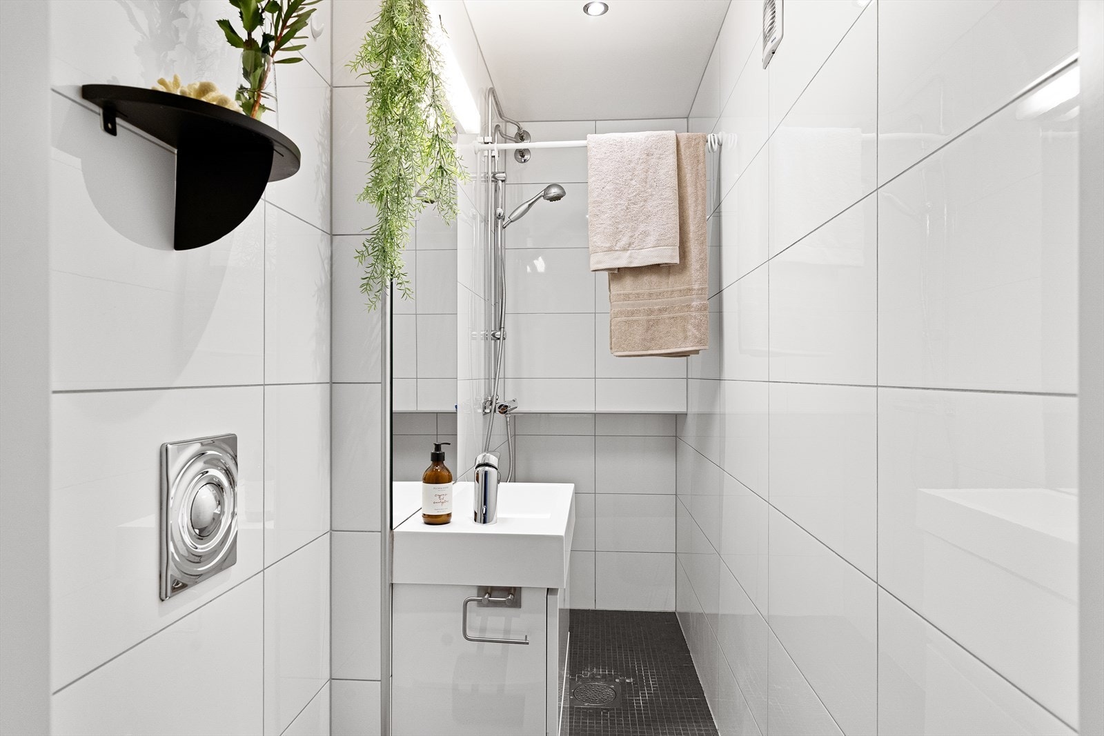 Praktisk baderom med elektrisk gulvvarme. Her finner du et servantskap på 60 cm med glatte fronter og overlimt servant med ettgreps armatur fra Grohe. Galleribilde