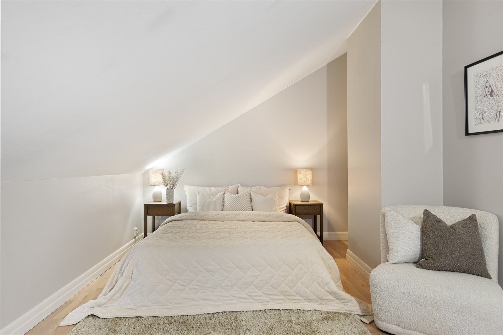 På loftet ligger boligens soverom, godt tilrettelagt for å skape en hyggelig og rolig soveplass. Galleribilde