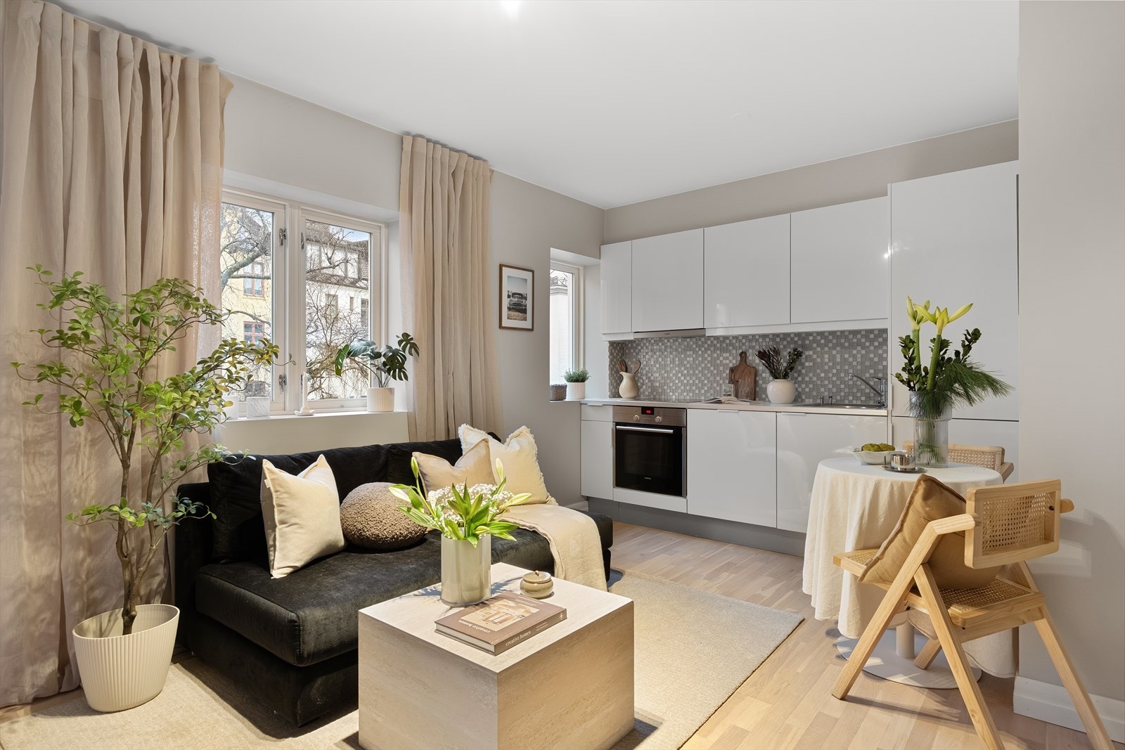 Rommet får rikelig naturlig lys fra flere vindusflater. Galleribilde