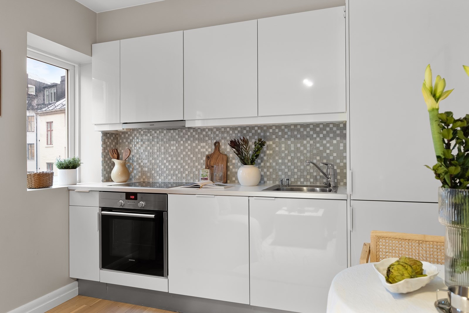 Mekanisk avtrekksvifte er plassert over stekesonen. Kjøkkenet har integrert stekeovn, platetopp, oppvaskmaskin og kjøl/fryseskap. Galleribilde