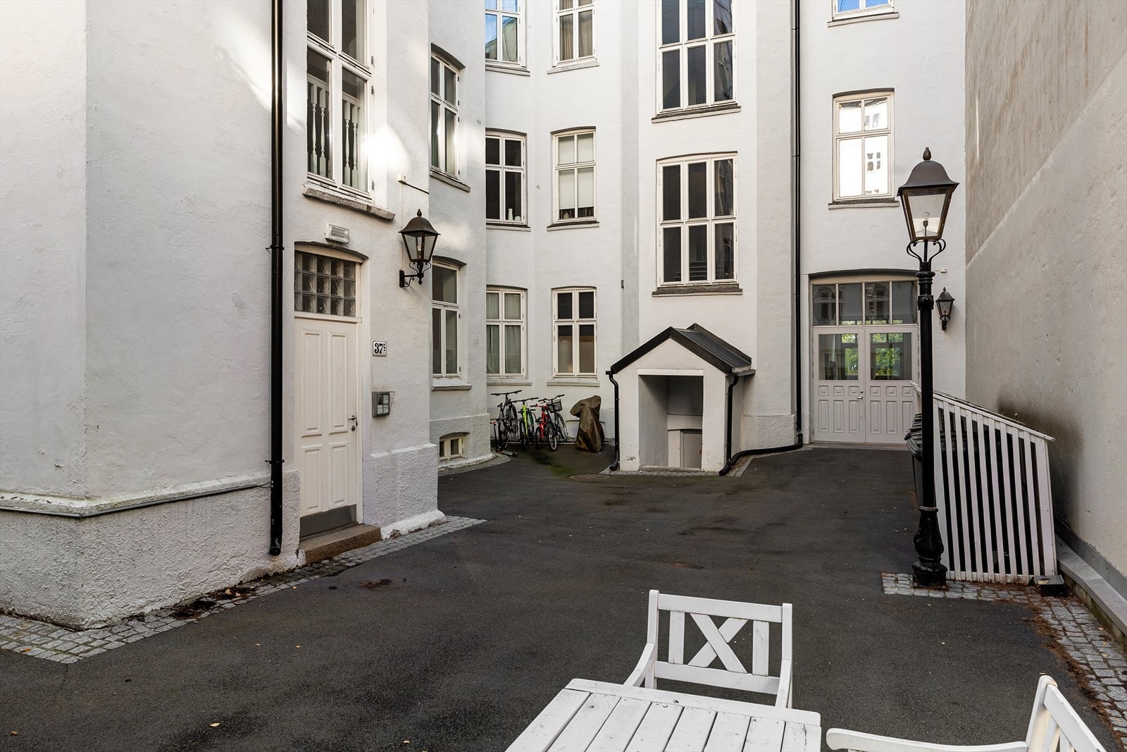 Bakgård. Galleribilde