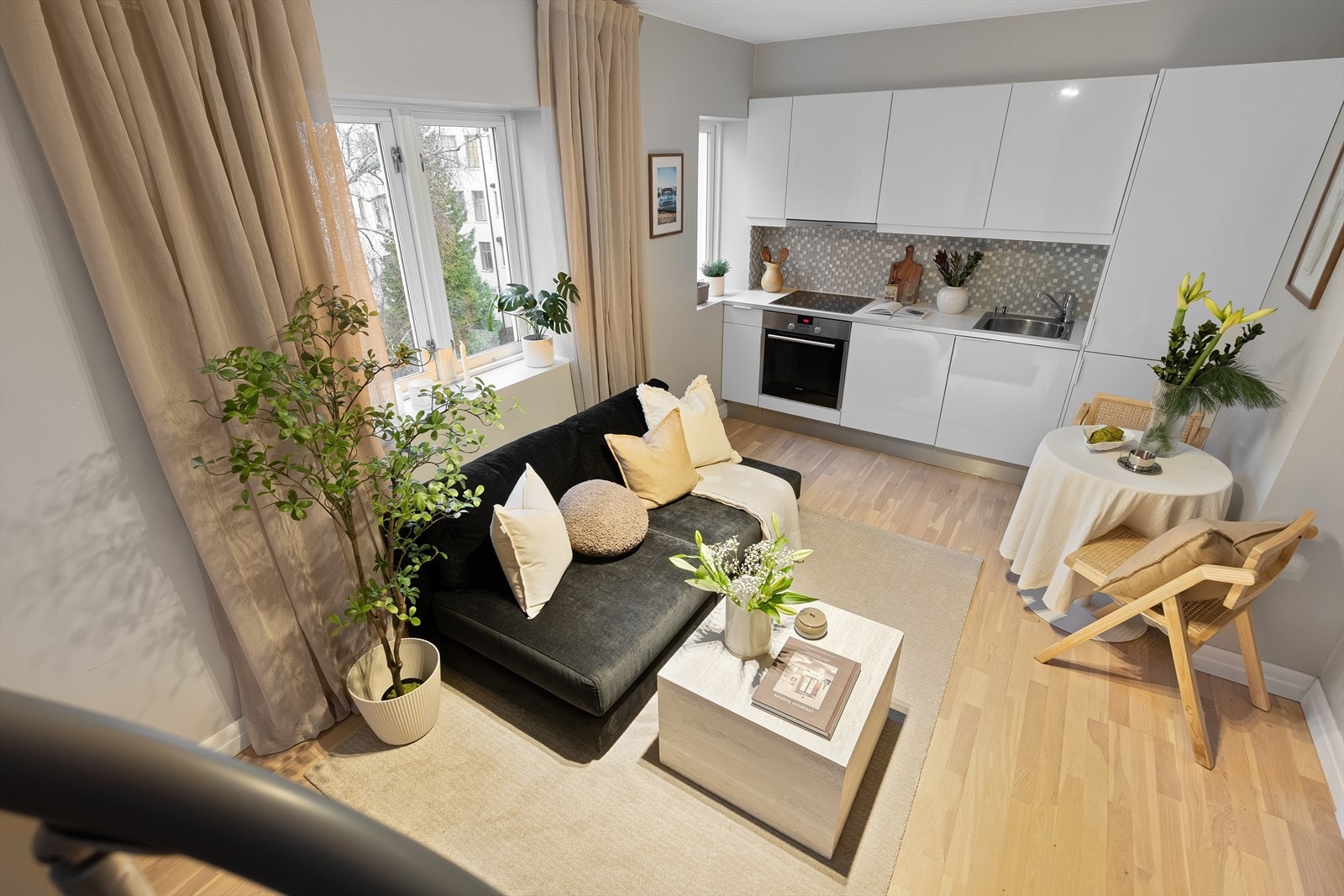 Leiligheten har en smart og funksjonell planløsning over to etasjer med stue og kjøkken bad og et soverom i loftsetasjen. Galleribilde