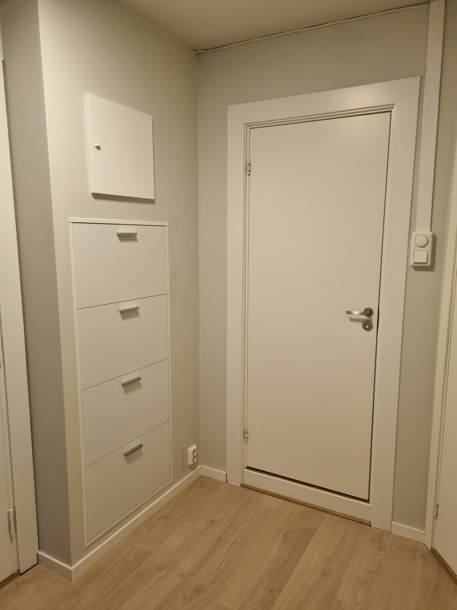 Innebygd skoskap i gangen Galleribilde