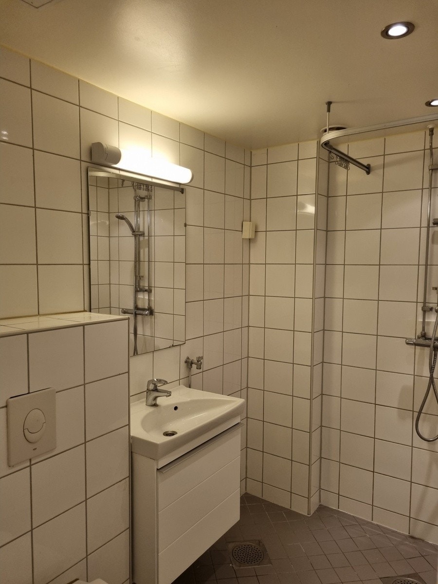 Pent flislagt bad med varmekabler og opplegg for vaskemaskin Galleribilde