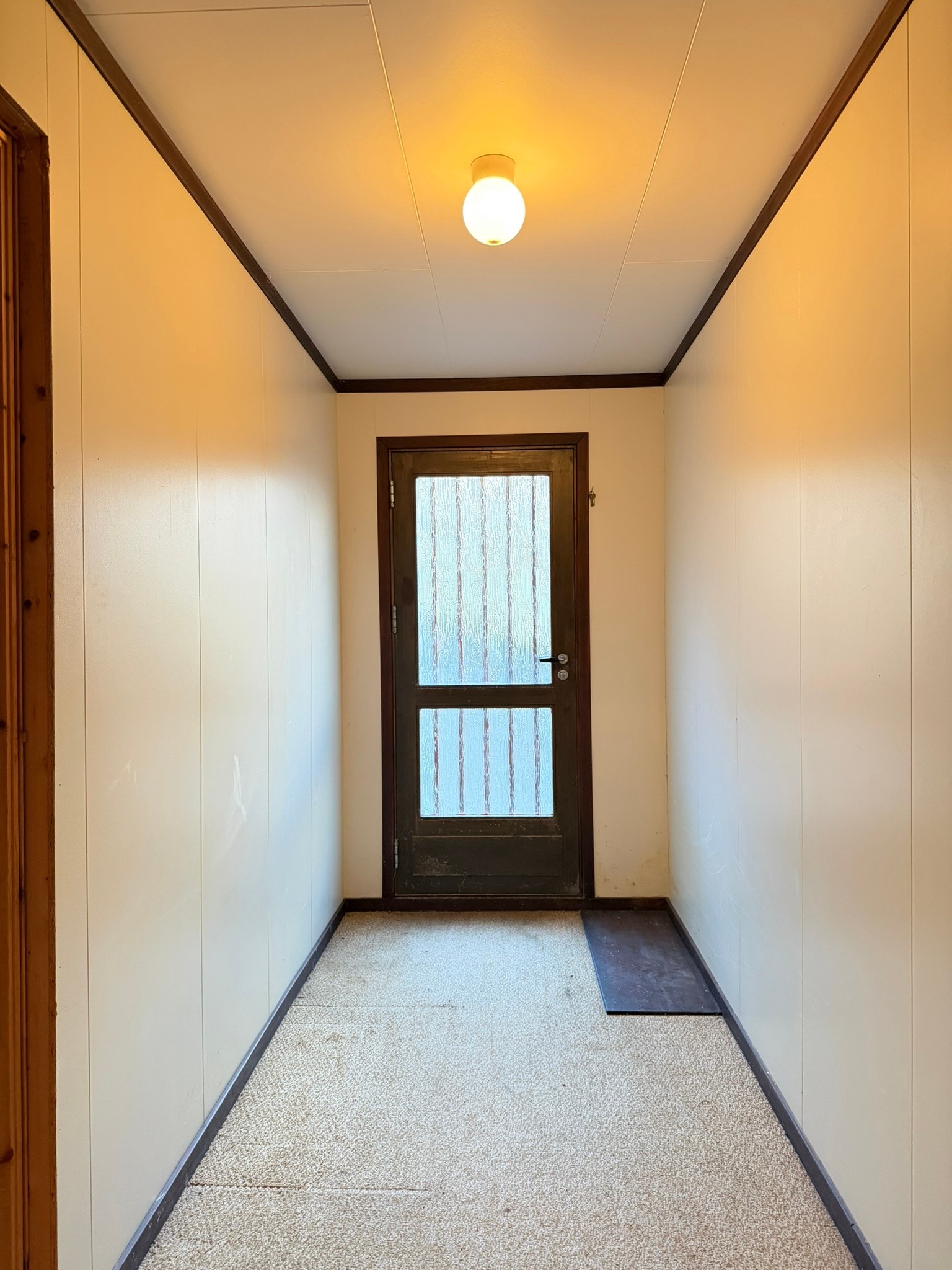 Underetasje - gang/inngang ved siden av vaskerom Galleribilde