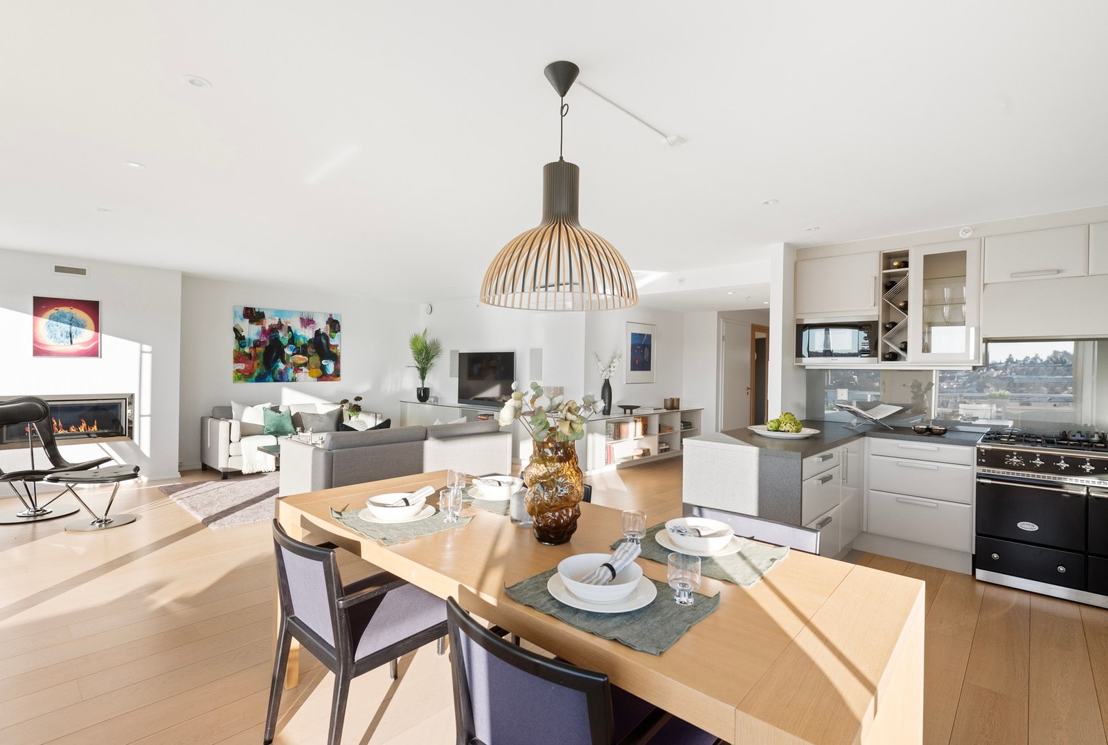 Kjøkkenet ligger praktisk til i tilknytning til spisestuen og stuen Galleribilde