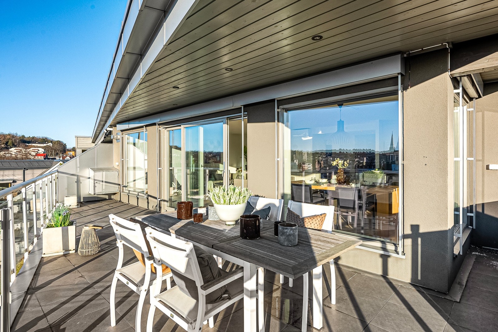 Stor balkong som blir en forlengelse av stuen på sommerhalvåret Galleribilde