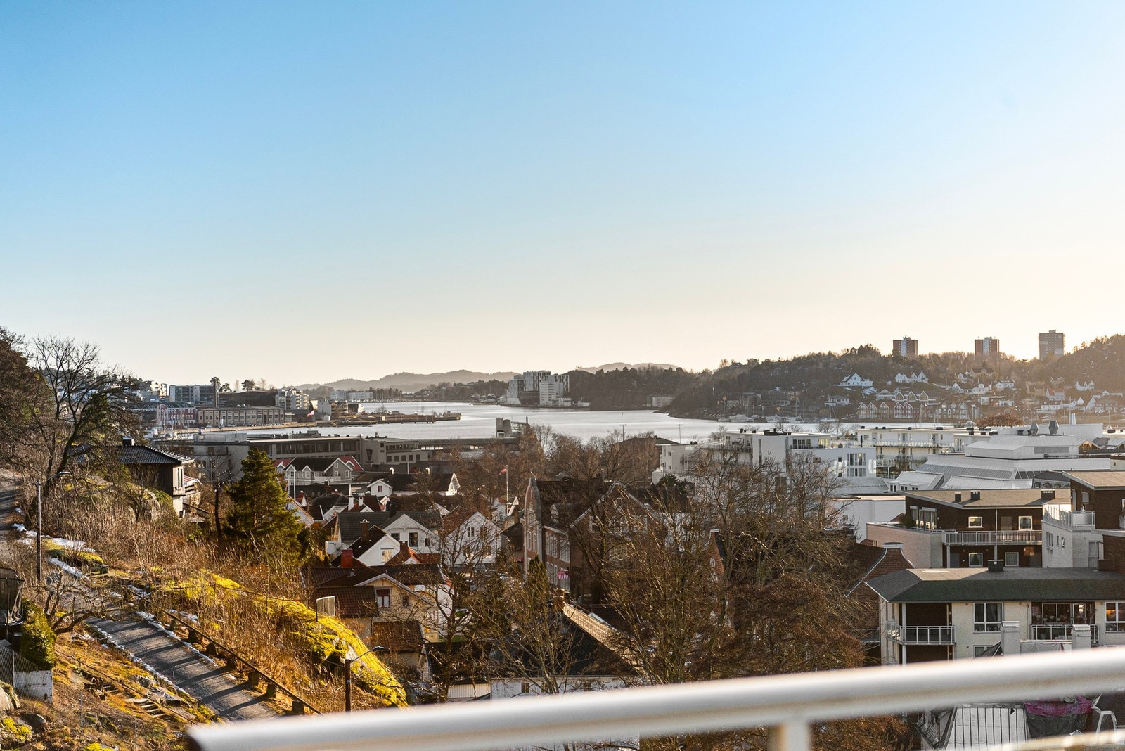 Utsikt over fjorden og byen Galleribilde