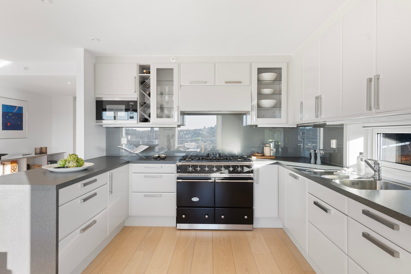 Innholdsrikt og stilrent kjøkken med eksklusiv komfyr Galleribilde