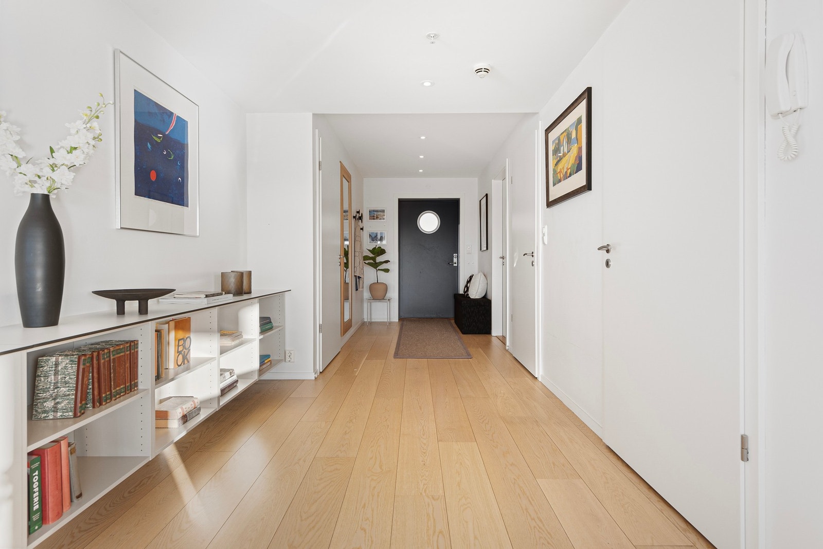 Hyggelig inngangsparti som ønsker deg velkommen hjem! Galleribilde