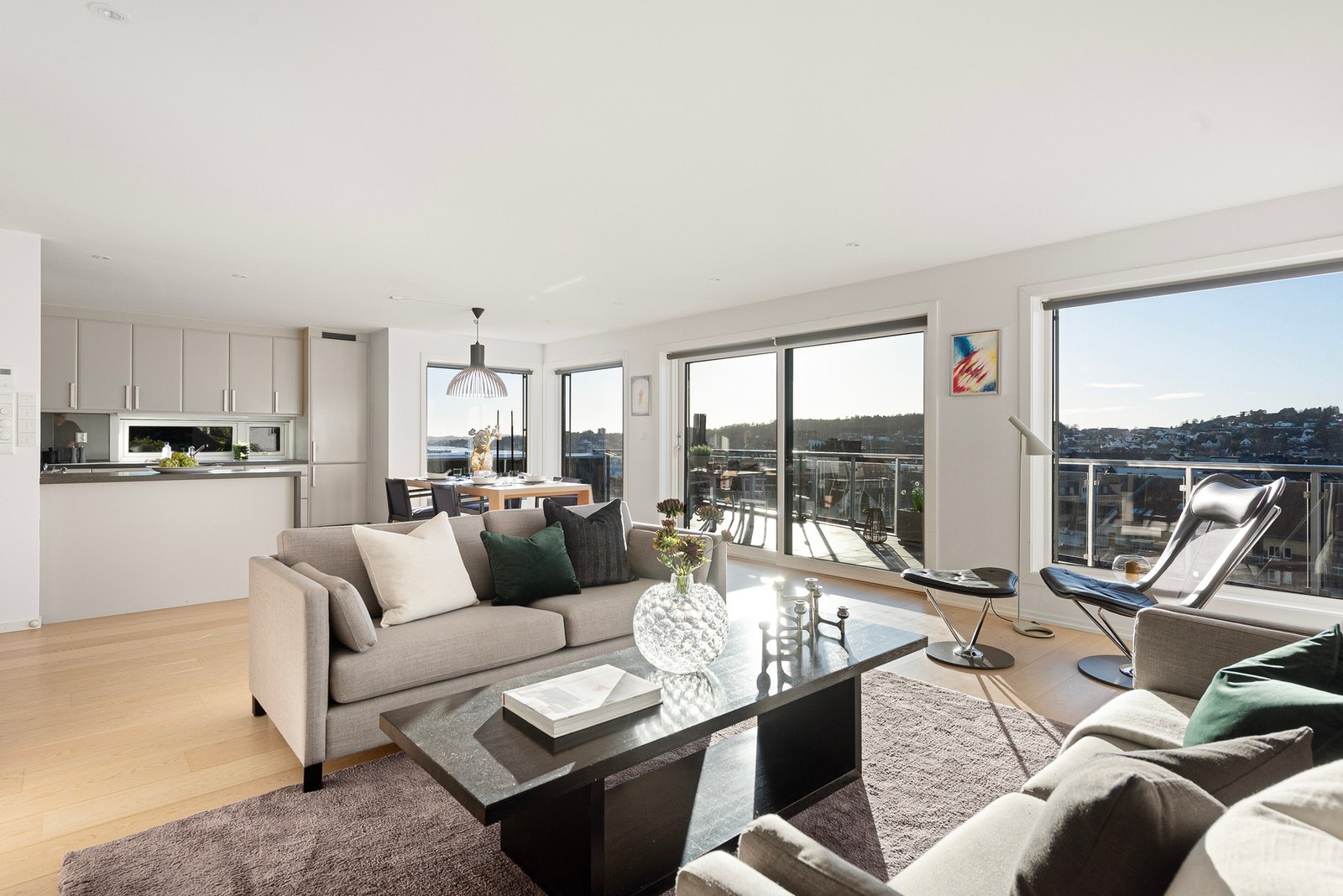 Store vindusflater rammer inn bybildet og gir en behagelig atmosfære Galleribilde