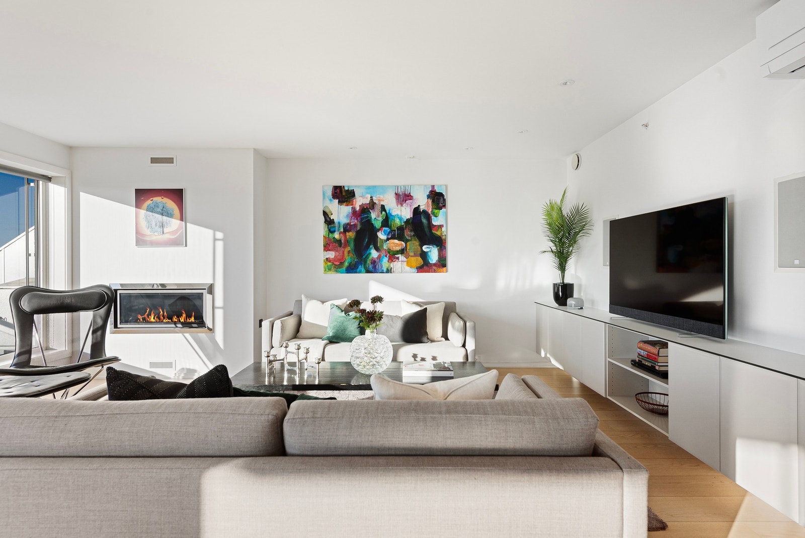 Fra sofaen kan du nyte både den flotte utsikten og den lune stemningen fra den koselige gasspeisen Galleribilde