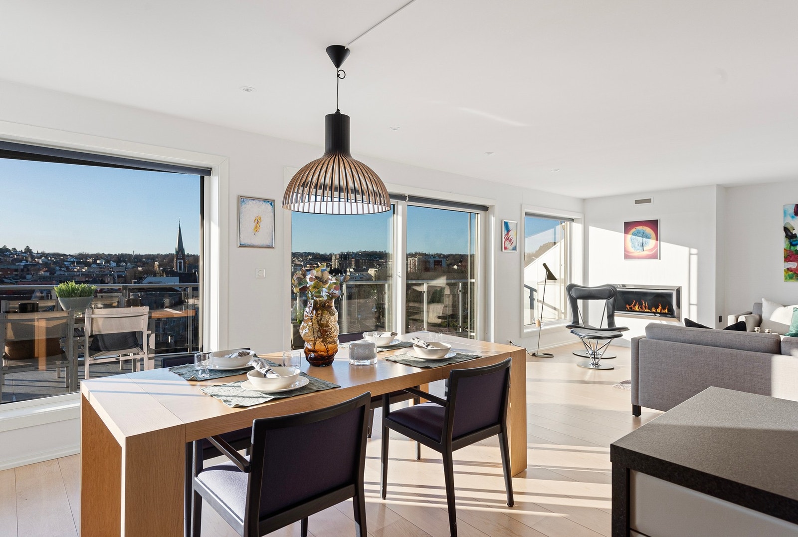 Den åpne spisestuen inviterer til sosiale sammenkomster og gir god plass til både familie og venner Galleribilde