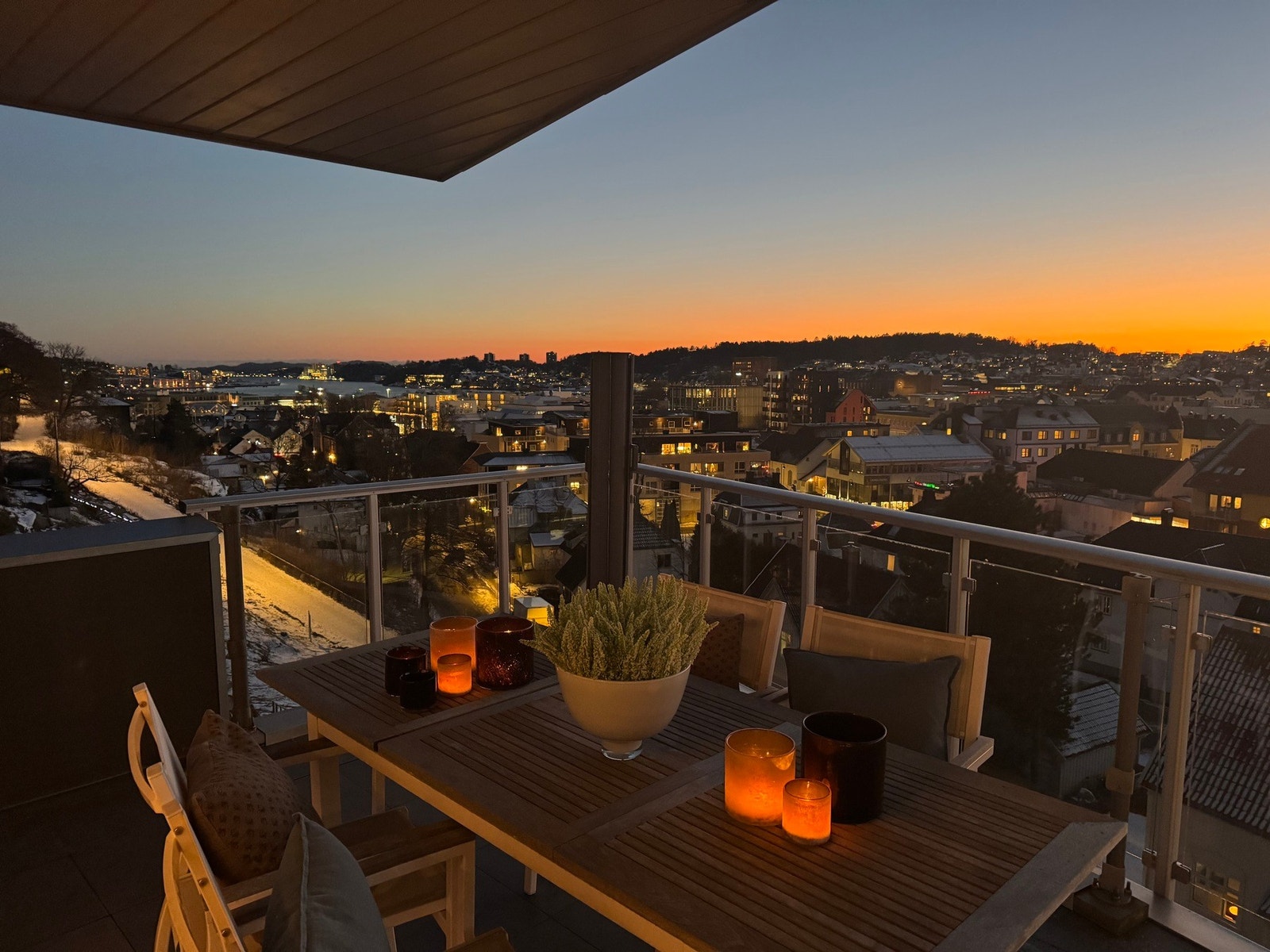 En fantastisk leilighet beliggende i byggets øverste etasje med nydelig utsikt over byen Galleribilde