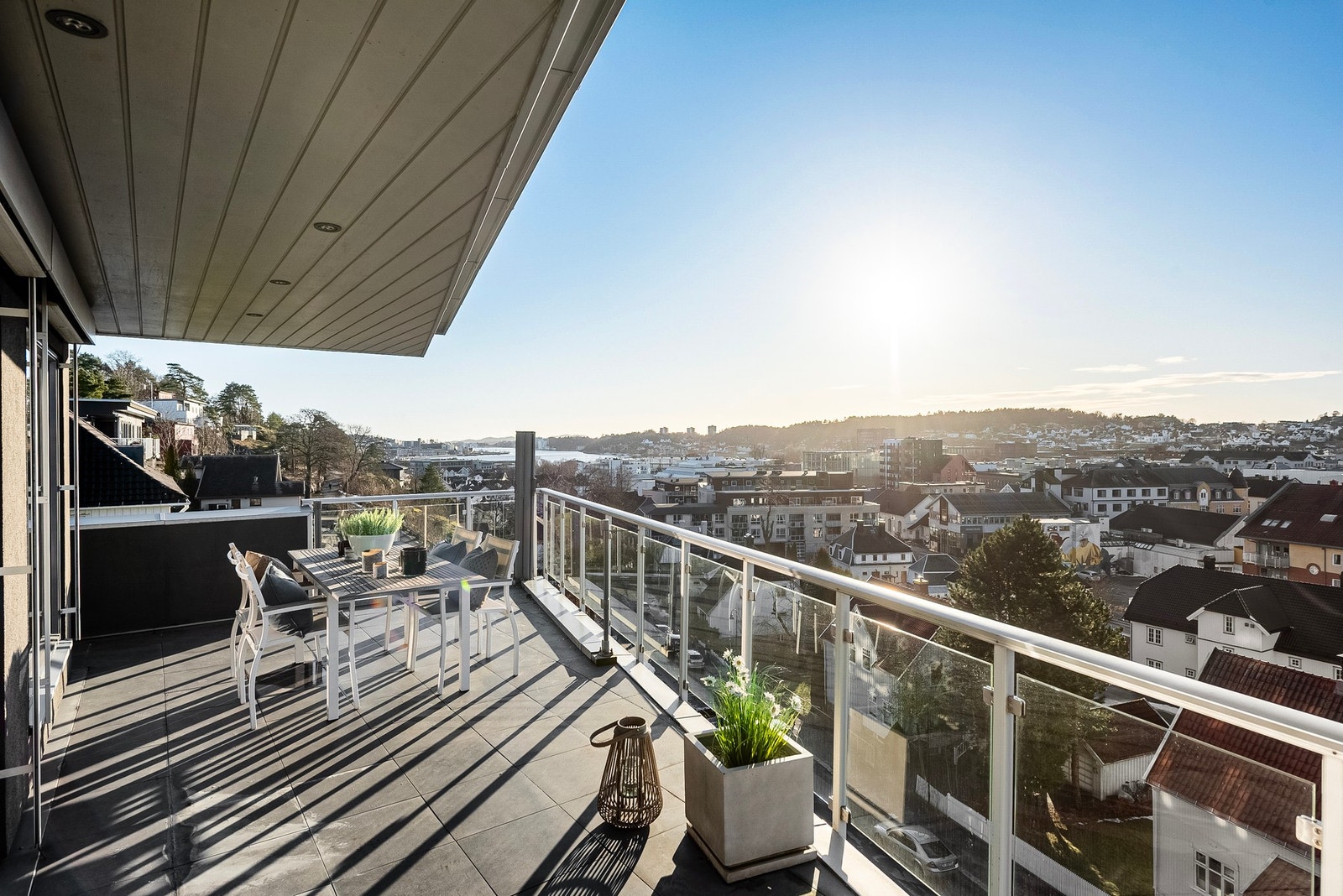 Her kan du nyte solfylte sommerdager og en fantastisk utsikt Galleribilde