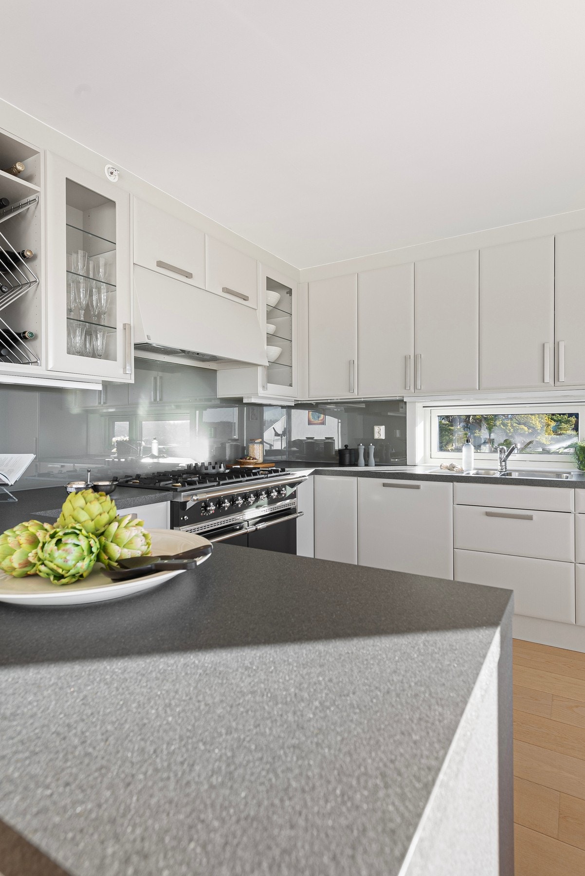 Rikelig med oppbevaringsplass i både over- og underskap Galleribilde