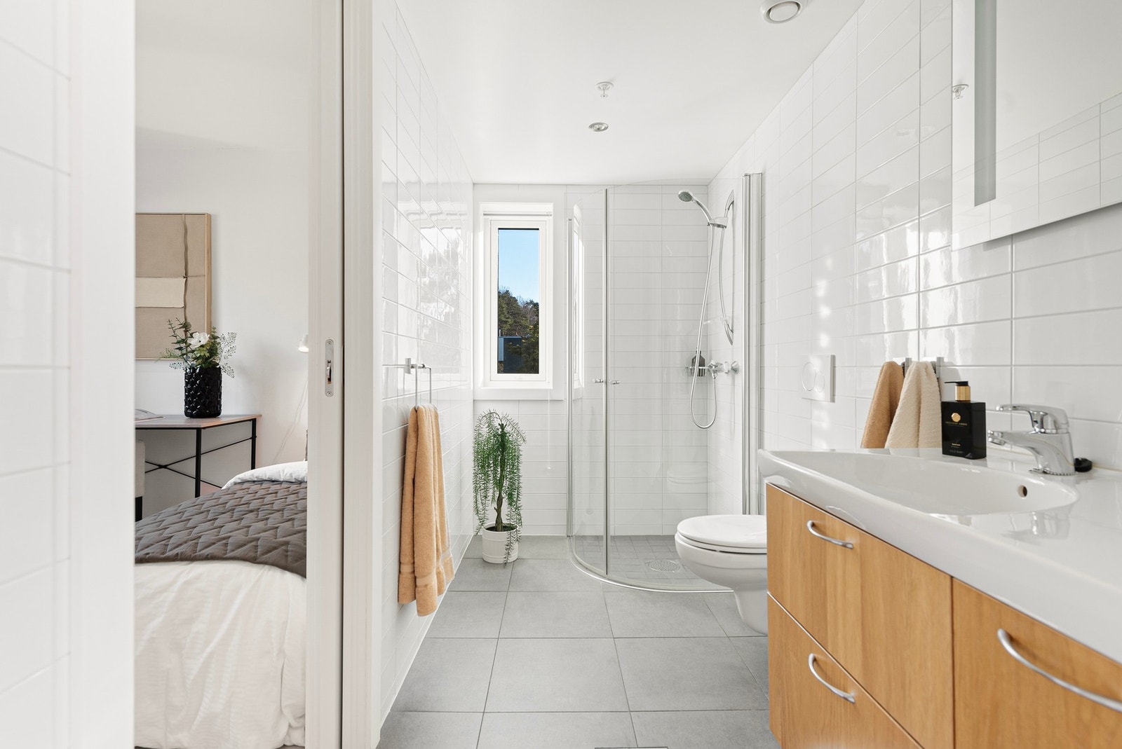 Baderom II i tilknytning til det andre soverommet og gang Galleribilde