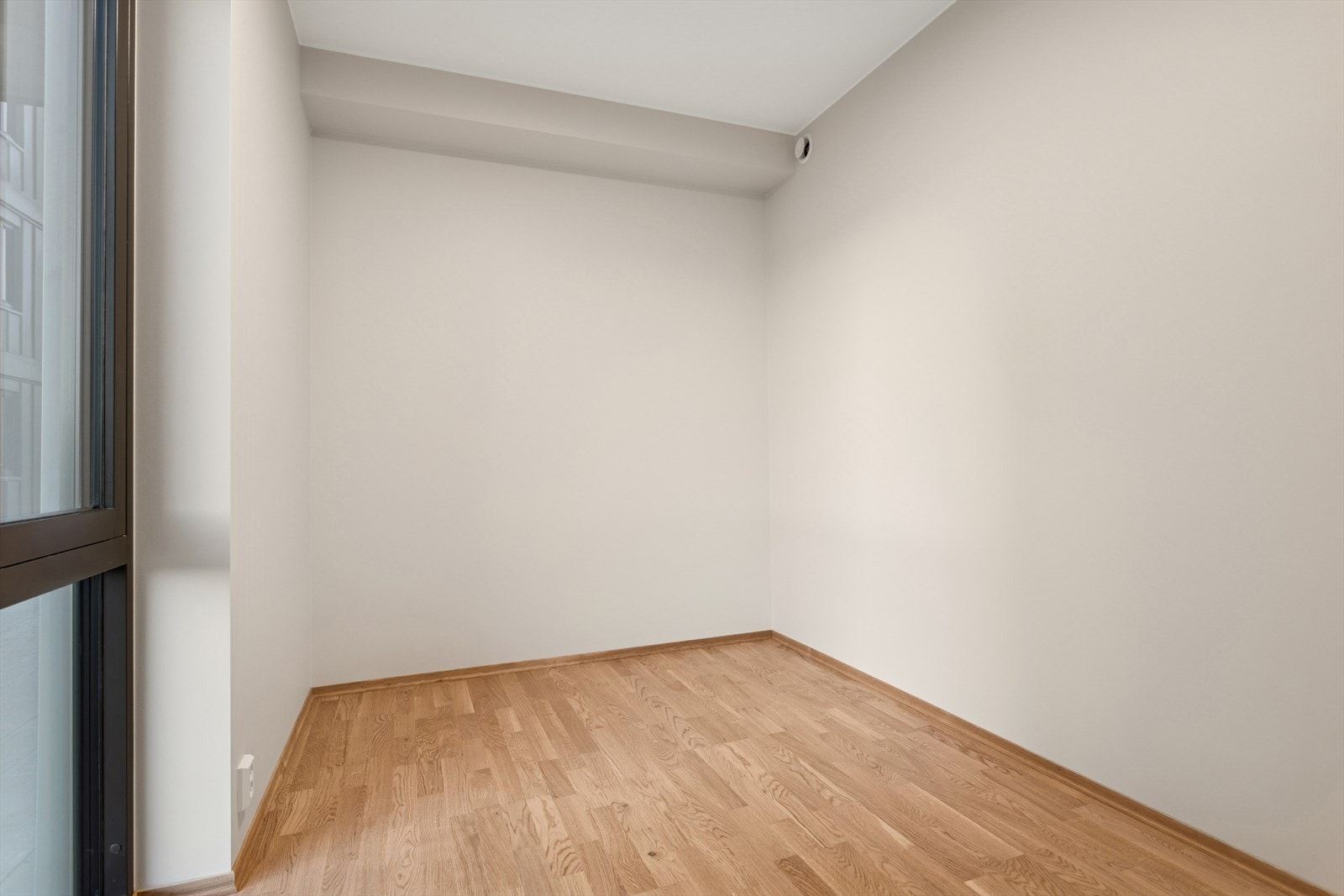 Soverom med plass til dobbeltseng og garderobeskap Galleribilde