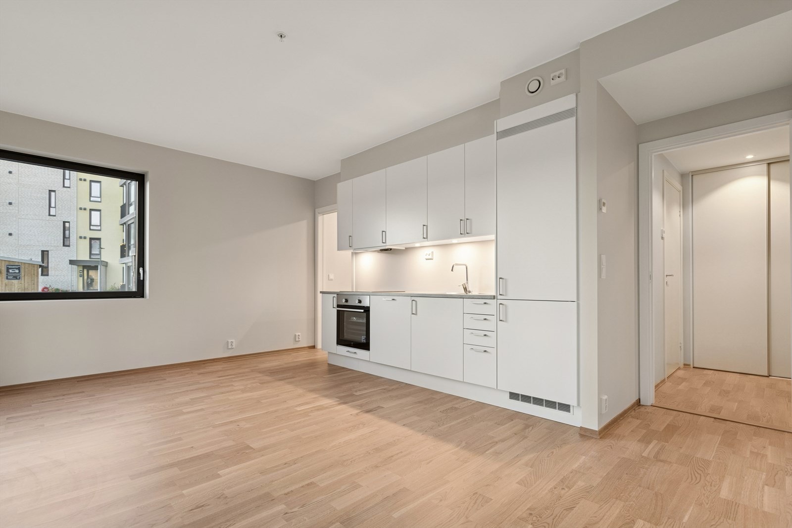 Åpen løsning på stue og kjøkken. Galleribilde