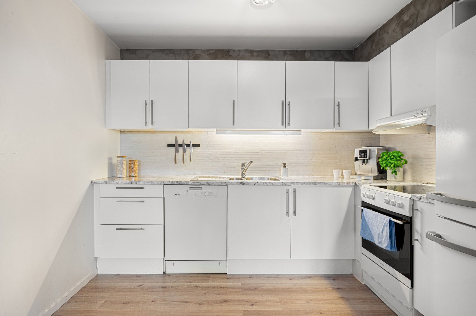 Her får du godt med både skapplass og benkeplass - perfekt for matlaging. Galleribilde