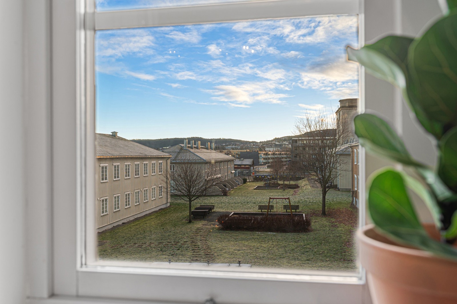 Leiligheten har en fin beliggenhet i Persaunet boligområde. Persaunet er kanskje mest kjent for sine store og pent opparbeidede grøntområder med parkfølelse, samtidig som man har kort vei til sentrum og bylivet. Galleribilde