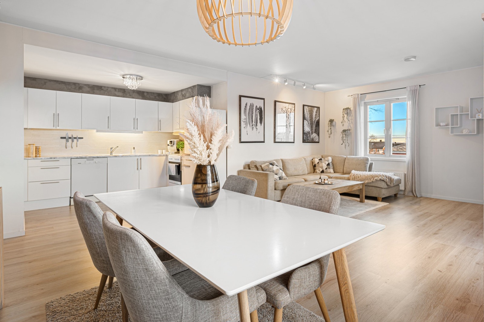 Bygget, oppført i 1955, er godt og jevnlig vedlikeholdt. Galleribilde