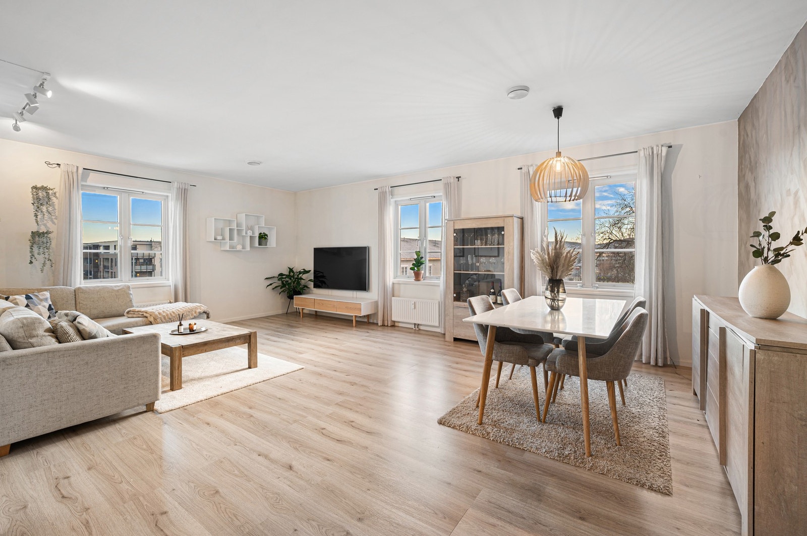 EiendomsMegler 1 v/Martin Nordmo presenterer med glede en svært tiltalende 3-roms leilighet i Kyavegen 27 A på Persaunet. Foto ved Krokstad & Nervik. Galleribilde