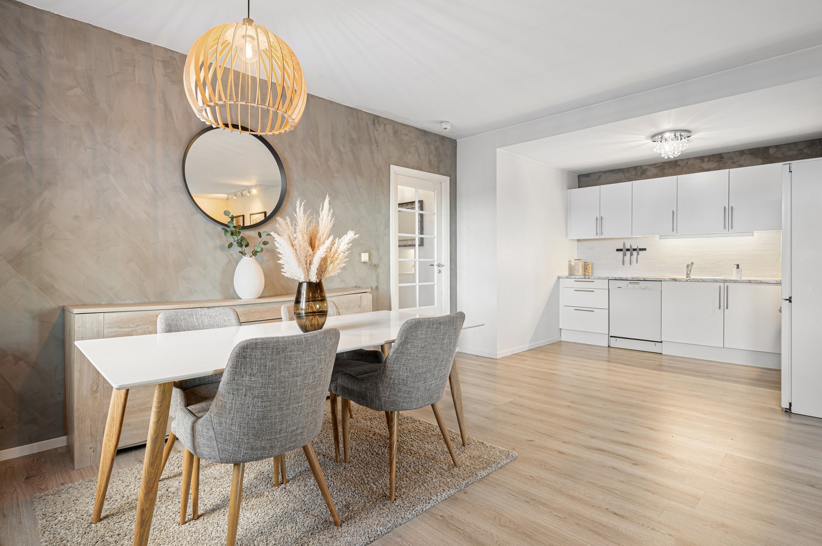 Naturlig skille mellom stue og kjøkken som gir flere soner i leiligheten. Galleribilde