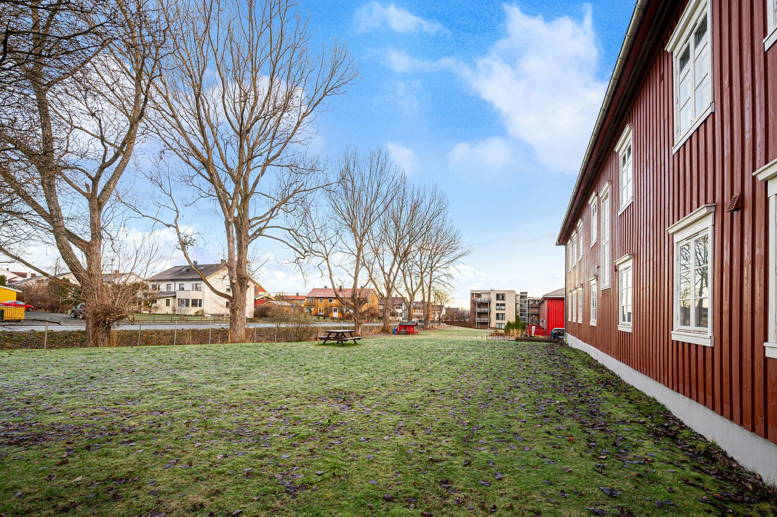 Området består av sjarmerende boligbygg og store grøntarealer mellom byggene. Galleribilde