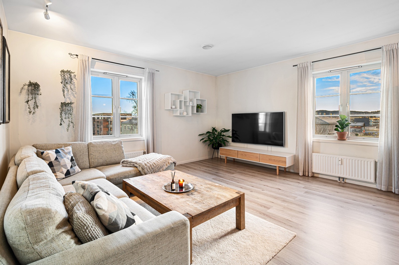 Leiligheten nyter en attraktiv hjørnebeliggenhet med svært lite innsyn. Galleribilde