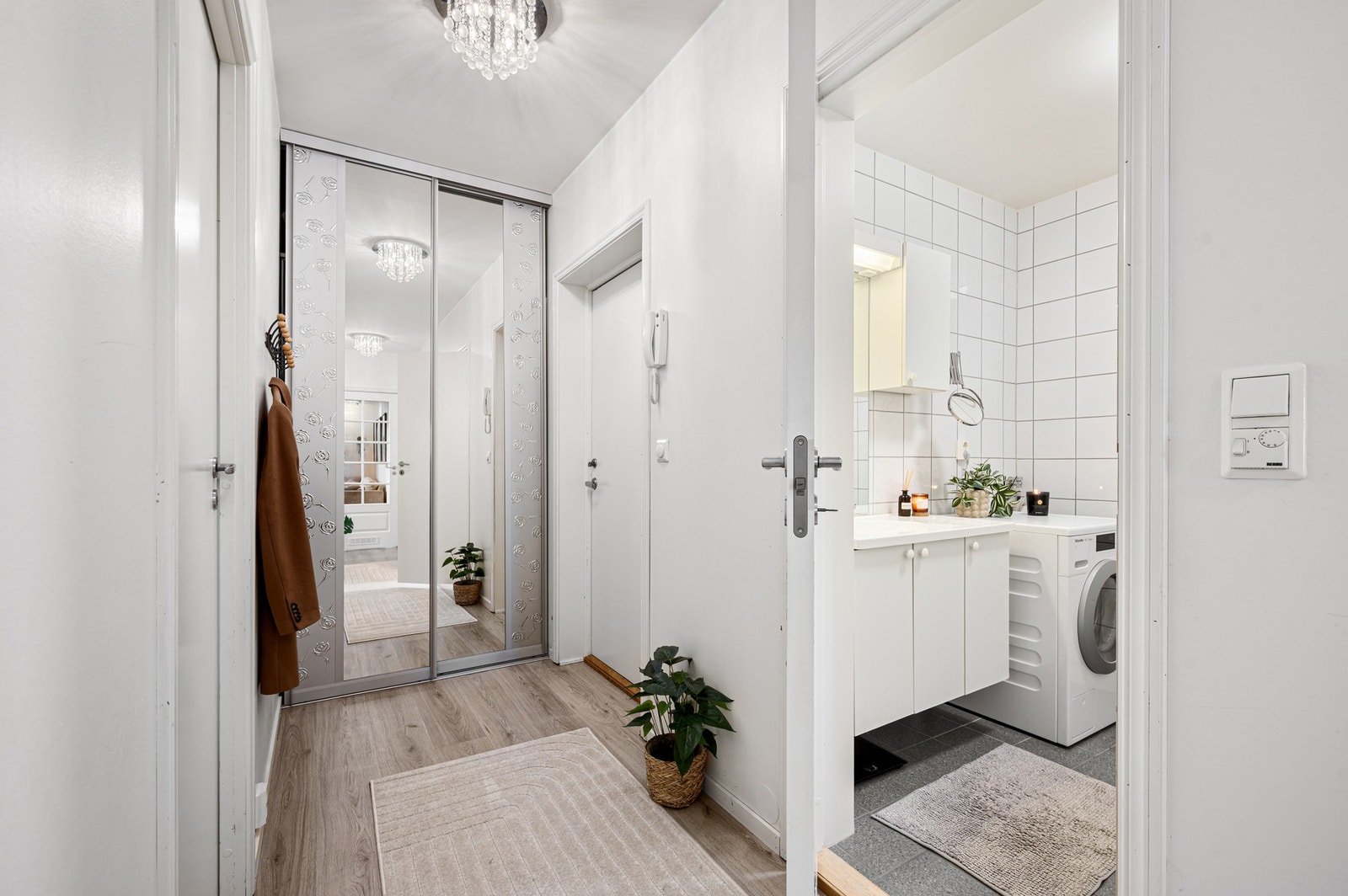 Inngangen åpner opp til en lys og romslig entre/gang på 7,5 kvm. Galleribilde