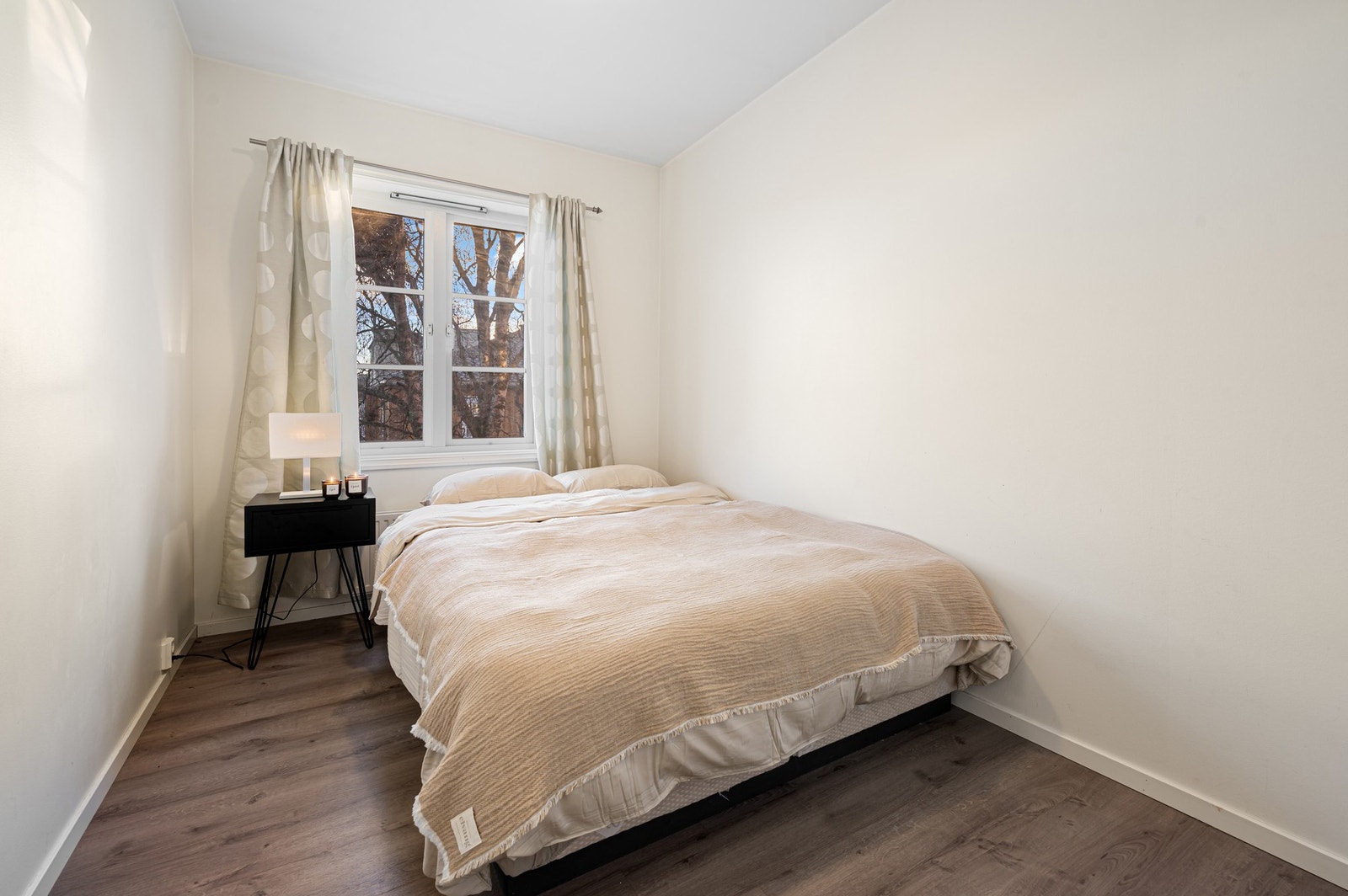 Det andre soverommet på 7,7 kvm har romslig plass til ønsket dobbeltseng og garderobeløsning. Galleribilde