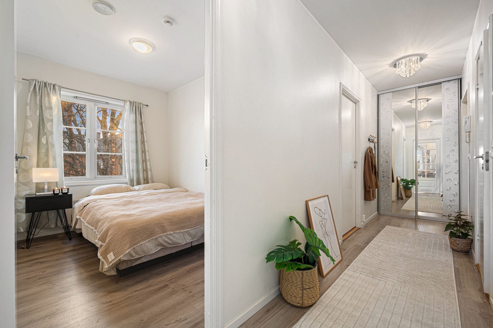 Ved entreen er det god plass til oppbevaring av sko og yttertøy i en praktisk integrert skyvedørsgarderobe. Galleribilde